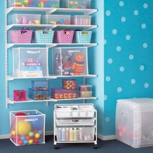 cantinho-de-brinquedo-decorado-com-papel-de-parede-de-bolinha-e-prateleiras-brancas-Foto-Pinterest