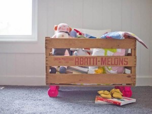 como-organizar-brinquedos-em-caixas-de-feira-Foto-HGTV
